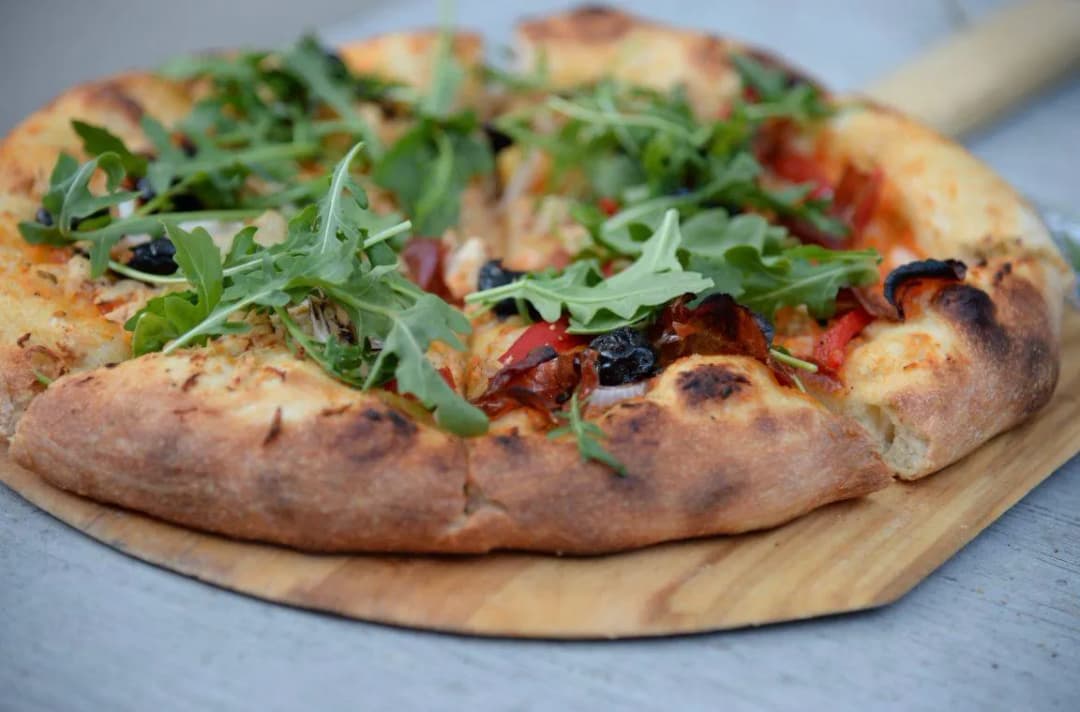 Czym posmarować spód pizzy, aby uniknąć mokrego ciasta?