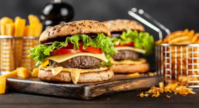 Jakie mięso na burgery wołowe, aby uniknąć suchych i mdłych smaków?