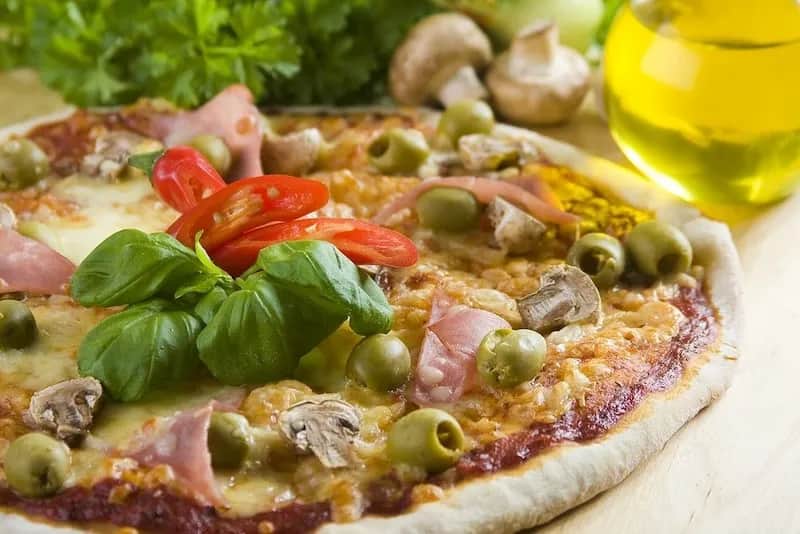 Z czym jest pizza capriciosa? Odkryj jej składniki i smaki