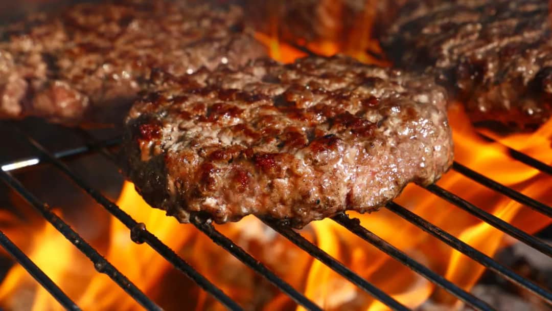 Jak usmażyć burgera, aby był soczysty i pełen smaku?
