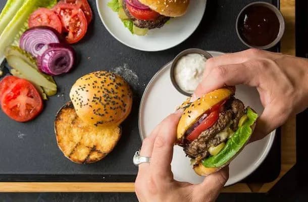 Jak długo smażyć burgera, aby uniknąć wysuszenia mięsa?