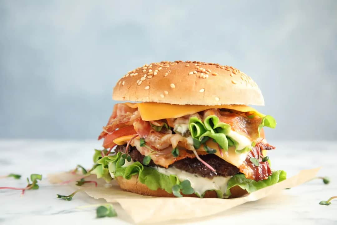 Ile kalorii ma burger? Zaskakujące różnice w wartościach odżywczych