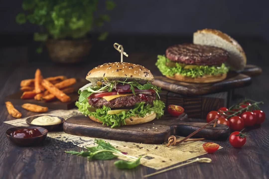 Kto wymyślił hamburgery? Zaskakujące fakty o ich pochodzeniu