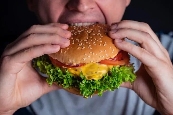 Jak jeść hamburgera bez bałaganu - praktyczne techniki na każdą okazję