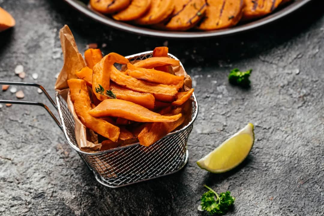 Jak pokroić bataty na frytki, aby były chrupiące i pyszne