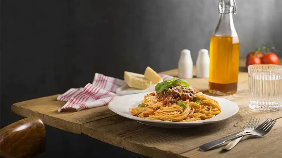 Spaghetti bolognese z selerem naciowym – wyjątkowy przepis na smakowity sos