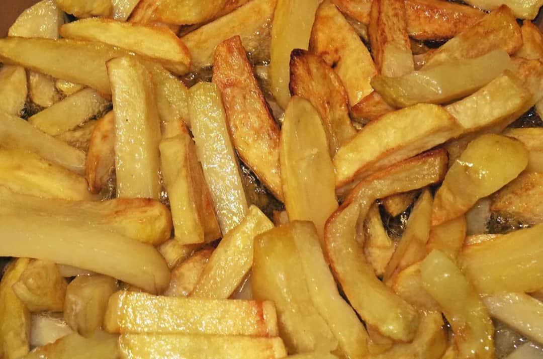 Czy mrożone frytki można smażyć na patelni? Oto sekrety idealnych frytek