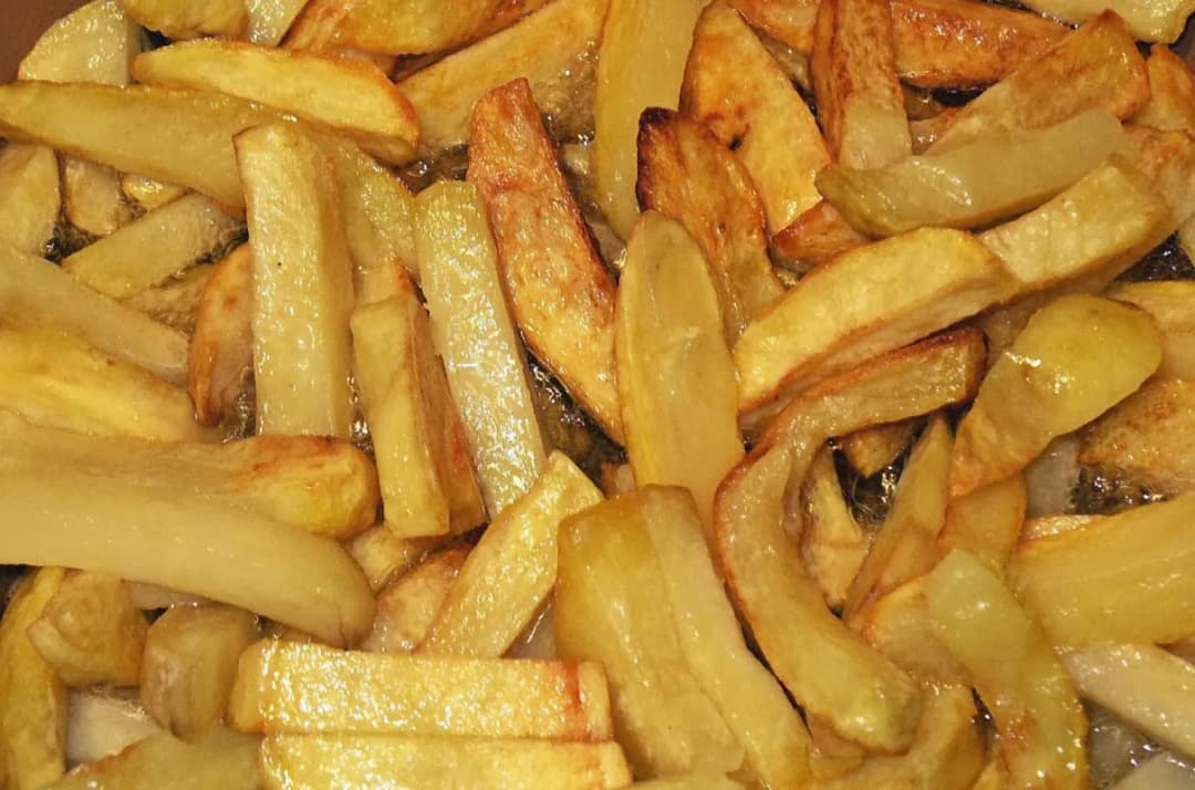 Czy mrożone frytki można smażyć na patelni? Oto sekrety idealnych frytek